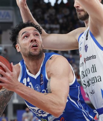 Basket, non c’è storia: Sassari vola a +30. Brescia ko