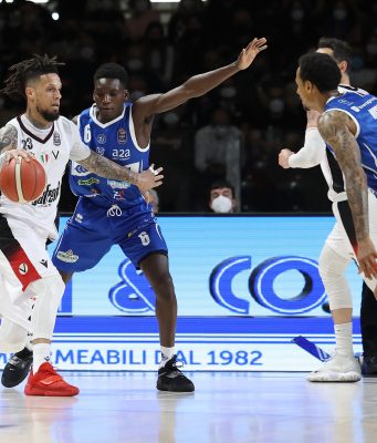 Sconfitta indolore a Bologna, ora sotto con Sassari