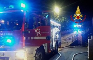 Incendio in fabbrica ad Angolo Terme, intossicata una donna