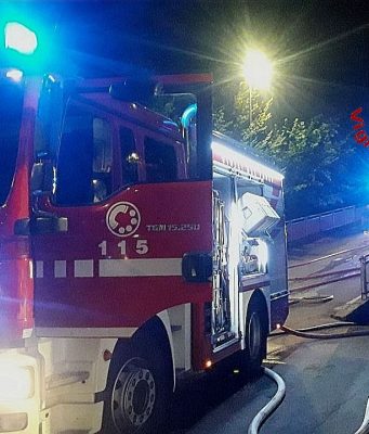 Incendio in fabbrica ad Angolo Terme, intossicata una donna