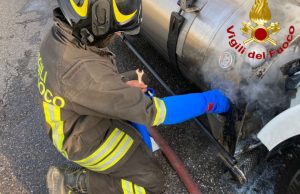 Camion a gas in fiamme, in corso la messa in sicurezza