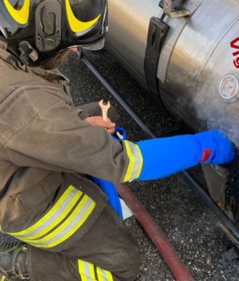 Camion a gas in fiamme, in corso la messa in sicurezza