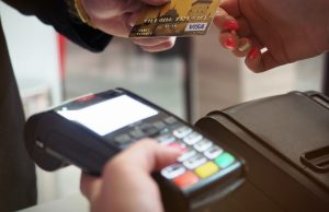 Pagamenti con il Pos: da domani scattano le sanzioni