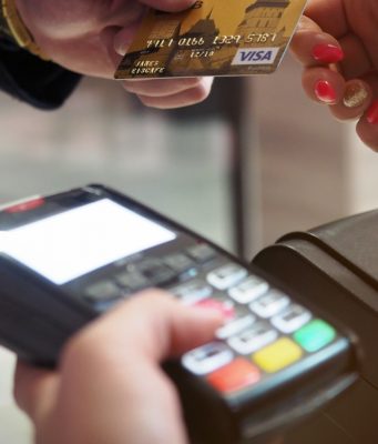 Pagamenti con il Pos: da domani scattano le sanzioni