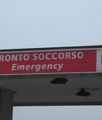 Investita mentre attraversava, 15enne in gravi condizioni