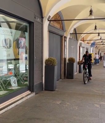 Brescia, 36 negozi sfitti in meno rispetto al 2021