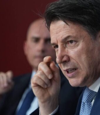 Conte chiede ai ministri di dimettersi per impedire a Draghi di andare avanti
