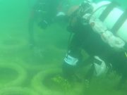 53 copertoni abbandonati sul fondale della Baia del Vento