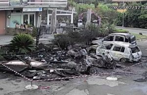 “Scappiamo, c’è la benzina”, la paura durante l’incendio