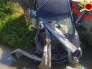 Con l’auto nel fosso, evitato dal guardrail per pochi centimetri
