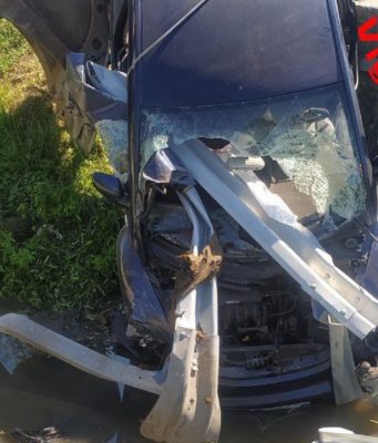 Con l’auto nel fosso, evitato dal guardrail per pochi centimetri