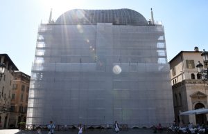 Loggia “impacchettata”. Si fa bella per il 2023