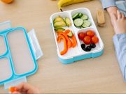 Bambini esclusi dalla mensa, arriva il “pasto sospeso”