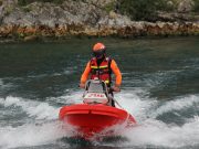 Si sente male durante il bagno e scompare nel Garda