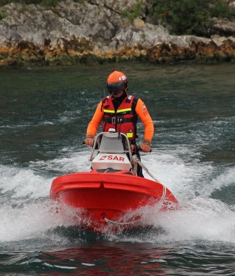 Si sente male durante il bagno e scompare nel Garda