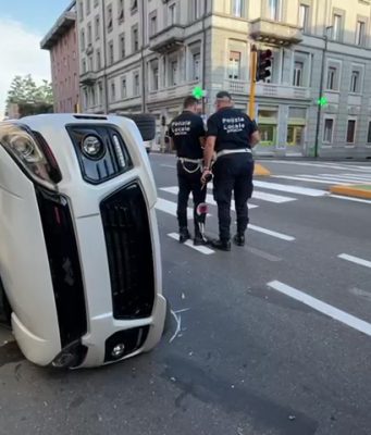 Ribaltamento in via Milano, giovane in ospedale. Non è grave