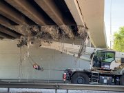 Autogrù contro il ponte di via Volturno. Tangenziale chiusa