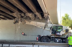 Autogrù contro il ponte di via Volturno. Tangenziale chiusa