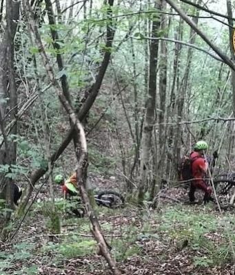 Turisti svizzeri in e-bike salvati su un salto di roccia