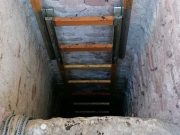 Si cala nel pozzo per salvare un gattino e resta intrappolato