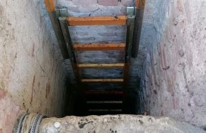 Si cala nel pozzo per salvare un gattino e resta intrappolato