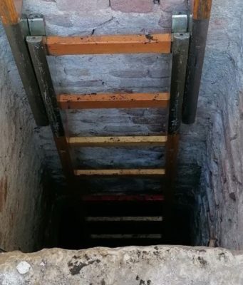 Si cala nel pozzo per salvare un gattino e resta intrappolato