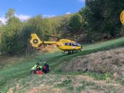 Cade dalla scala in cascina, soccorso con l’elicottero