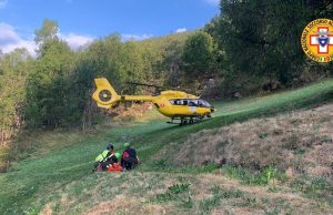 Cade dalla scala in cascina, soccorso con l’elicottero