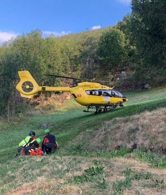 Cade dalla scala in cascina, soccorso con l’elicottero