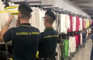 Oltre 6.000 vestiti non conformi sequestrati dalla Finanza