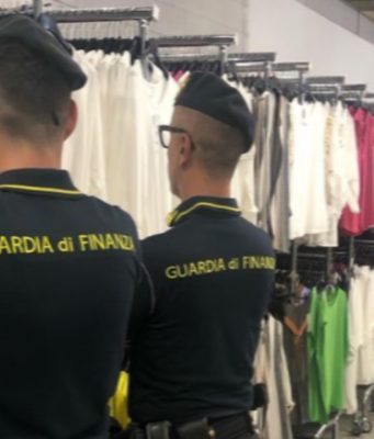 Oltre 6.000 vestiti non conformi sequestrati dalla Finanza