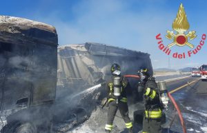 Autotreno in fiamme sulla Provinciale 19