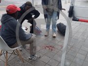 Accoltellato in via Milano, non è grave. Caccia all’aggressore VIDEO