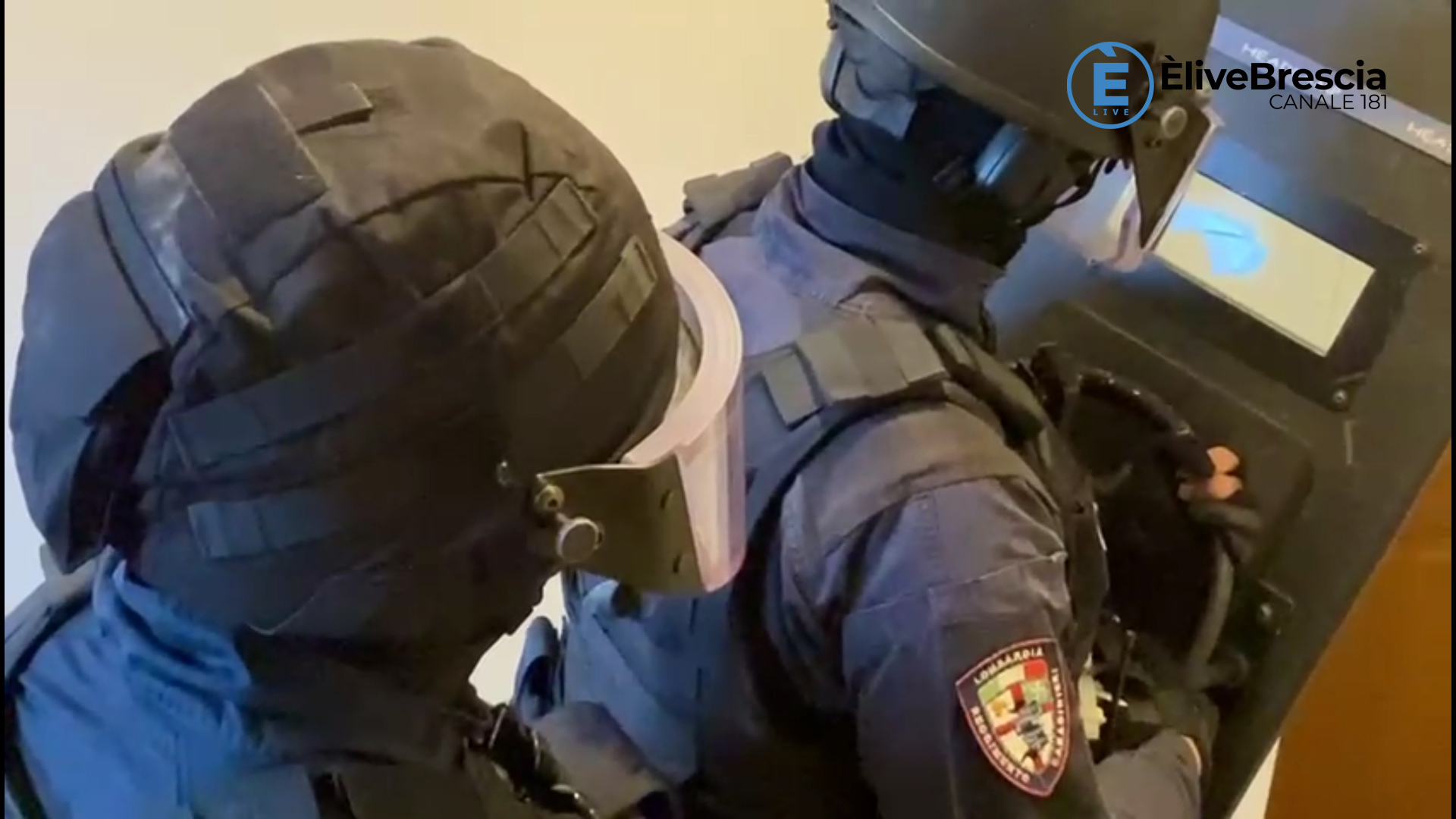 Roncadelle, i Carabinieri in tenuta anti sommossa fuori dall’appartamento (video)
