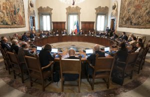 Mascherine obbligatorie, il vaccino no. Le decisioni del Cdm