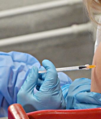 FdI, “cancellare le sanzioni per chi non ha fatto i vaccini”