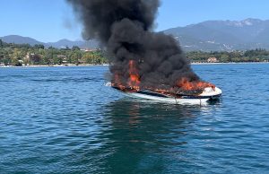 San Felice, si incendia il motoscafo. Salvati e portati a terra