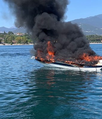 San Felice, si incendia il motoscafo. Salvati e portati a terra
