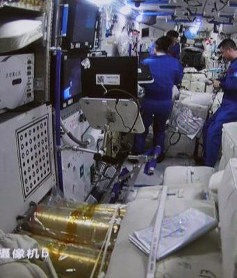 Equipaggio della Shenzhou-14 entra nella navicella cargo Tianzhou-5