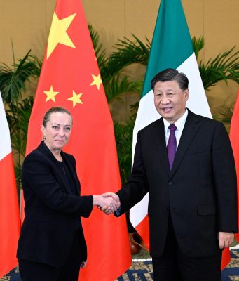 Xi incontra primo ministro italiano Meloni