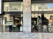 Piazza Vittoria: si stacca una lastra dai portici e colpisce un passante