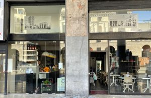 Piazza Vittoria: si stacca una lastra dai portici e colpisce un passante