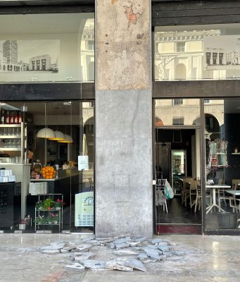Piazza Vittoria: si stacca una lastra dai portici e colpisce un passante
