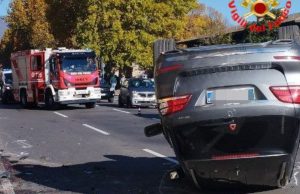 Traffico in tilt per un’auto ribaltata in via Tartaglia a Brescia
