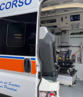 Castenedolo, 61enne schiacciata da un cancello. È grave