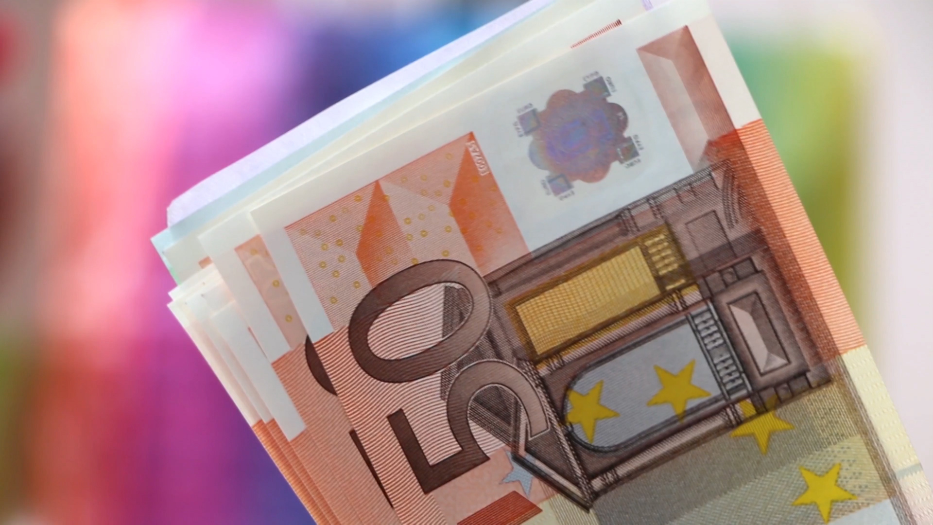 Esperto italiano: l’euro sta guadagnando terreno sul dollaro