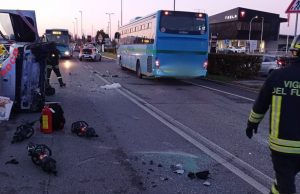 Si schianta contro il bus e si ribalta. Mattina di traffico in via Volta