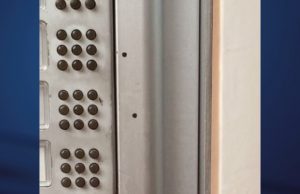 Puntini sui citofoni a Salò, scatta l’allarme social