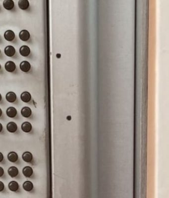 Puntini sui citofoni a Salò, scatta l’allarme social