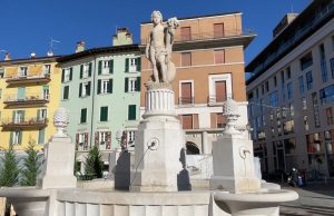 La fontana di piazza Mercato (con la sua statua) torna a nuova vita